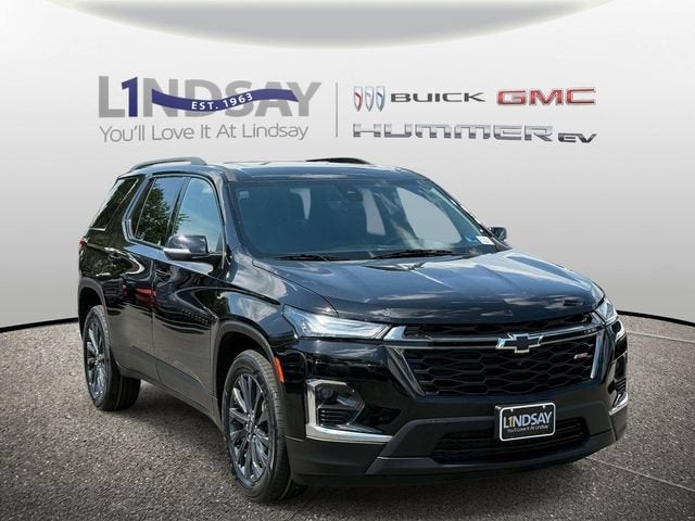 2023 Chevrolet Traverse RS in Mosaic Black Metallic — front three-quarter view